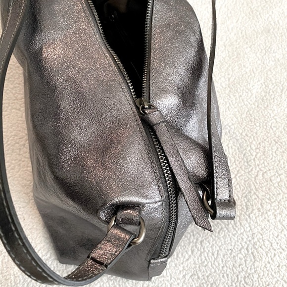 Vera Pelle Metallic Silver Handbag - Picture 7 of 7